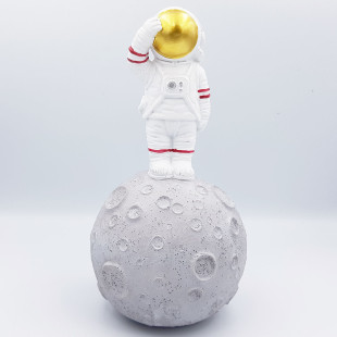 Astronauta Pisando Na Lua Decorativo De Resina 