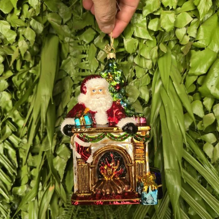 Pendente Natalino de Vidro Polonês Decor Papai Noel Com Árvore E Lareira Huras Family Poland